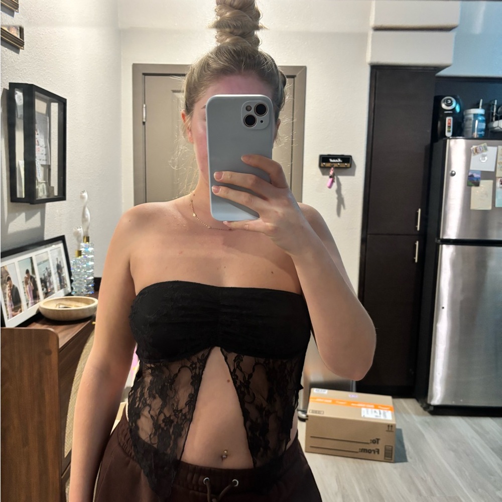Chic Black Lace Strapless Crop Top